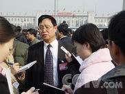 组图：政协委员们在入场前接受记者采访