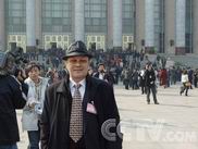 组图：政协委员们在入场前接受记者采访