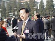 组图：政协委员们在入场前接受记者采访