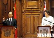 温家宝与克拉克举行会谈后共同会见记者