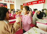 孩子们歌唱“八荣八耻”童谣。