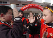 济南小学生唱拍手歌学荣辱观