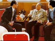 1992年2月，邓小平南巡途中与广东省委书记谢非交谈。